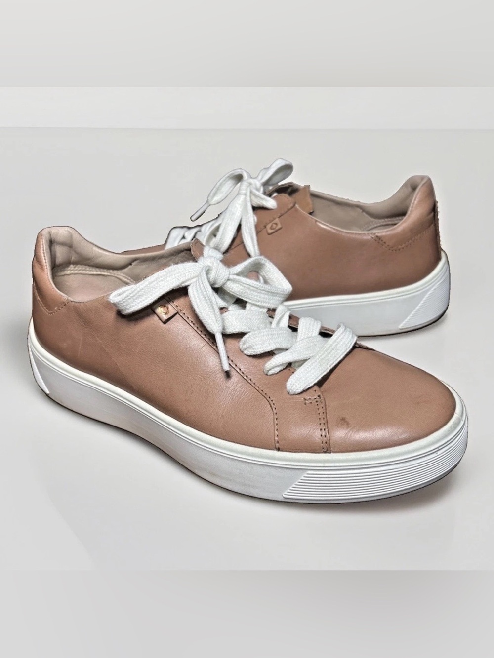 ECCO women size 40 9 to 9.5 Leather sneaker apricot Street Tray platform
